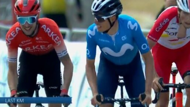 Enric Mas con Gesbert e Lafay nel finale della tappa.