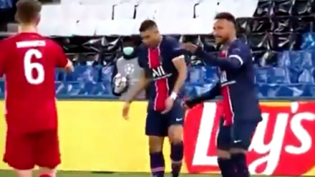 Neymar et Mbapp&eacute; se moquent de Kimmich (capture image RMC Sport pendant PSG-Bayern)