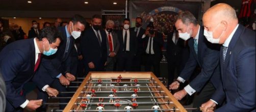 El rey Felipe VI y Pedro S&aacute;nchez jugaron junto al presidente de la Junta de Andaluc&iacute;a (Instagram @casarealesp)