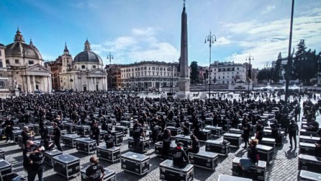 FOTO - Roma | A Piazza del Popolo 1000 bauli per la manifestazione ... - ilmamilio.it