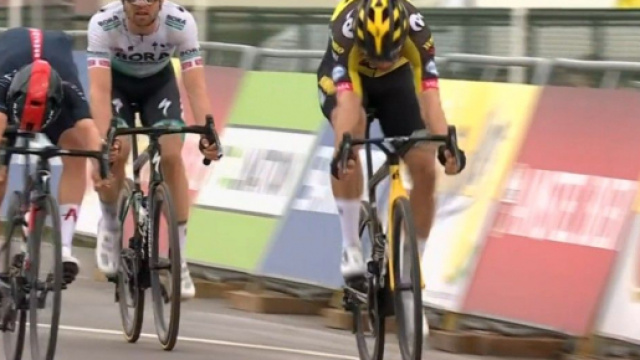 La volata tra van Aert e Pidcock nell'Amstel Gold Race.