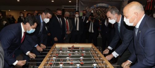 Don Felipe, S&aacute;nchez, Moreno e Imbroda juegan al futbol&iacute;n (@CasaReal)