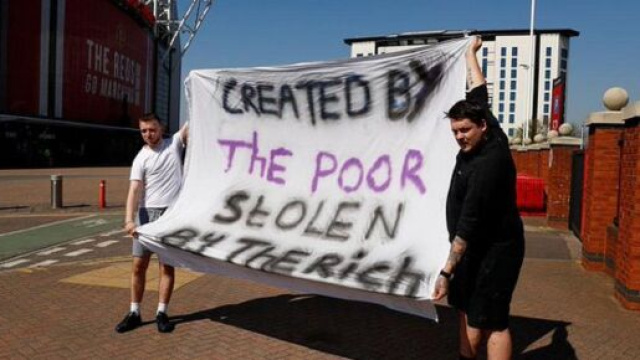 C&rsquo;est au tour des supporters de Manchester United de critiquer la Super League. (Credit : Twitter BBC)