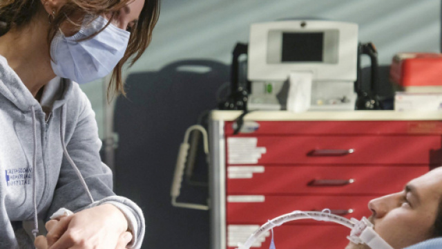 Carina (Stefania Spampinato) ed Andrew DeLuca (Giacomo Gianniotti) nel settimo episodio di Grey's Anatomy 17.