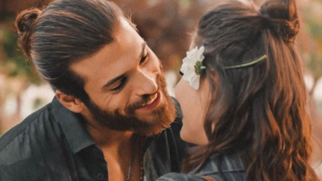 DayDreamer, trama Turchia: Aziz esce di scena e decide di partire per Amsterdam.