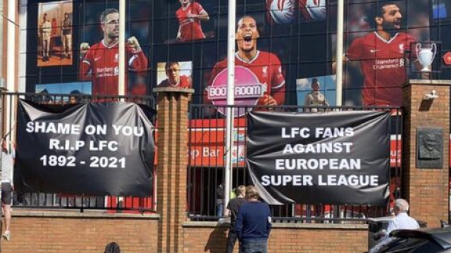 Des banderoles des fans de Liverpool ont &eacute;t&eacute; affich&eacute;es devant Anfield (Credit : Sky News Twitter)
