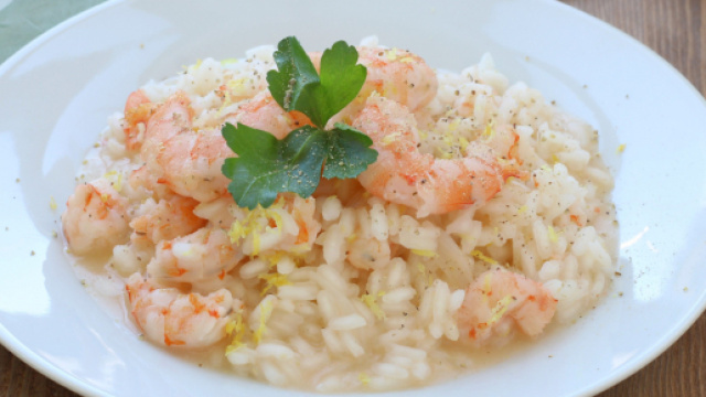 Risotto al limone e gamberetti, un primo piatto di pesce molto fresco.