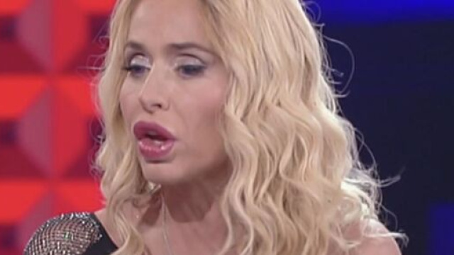 Supervivientes: Valerina Marini prima litiga con Lara, poi le chiede un bacio.