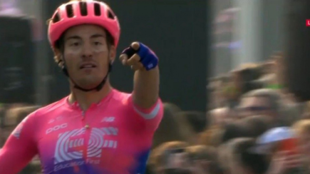 Alberto Bettiol vittorioso al Giro delle Fiandre 2019.