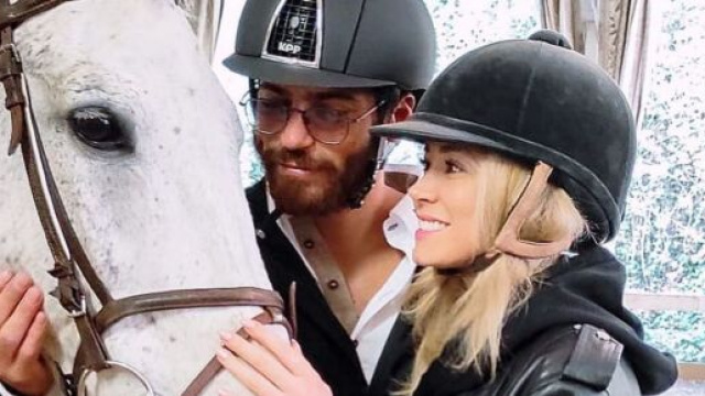 Can Yaman e Diletta Leotta si scambiano un bacio al maneggio.