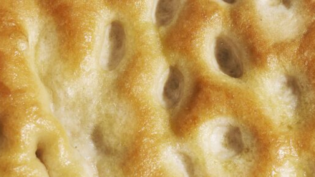 Focaccia alla genovese, una ricetta originale e gustosa.