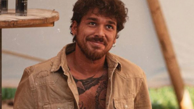 L'Isola dei Famosi, Andrea Cerioli in crisi: 'Forse questo non &egrave; il reality giusto per me'.