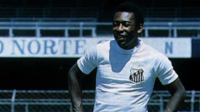 Pel&eacute; con la maglia del Santos nel 1963.