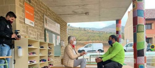 Imagen en la que Mercedes Mil&aacute; es entrevista siguiendo las medidas anti covid (Instagram Mercedes MIl&aacute;)