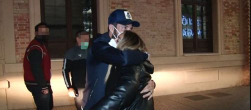 Roc&iacute;o Flores y Antonio david son fotografiados en la Estaci&oacute;n de Mar&iacute;a Zambrano (@Lecturas / Twitter)