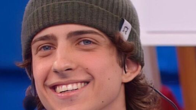 Amici 20, 'Lady' di Sangiovanni &egrave; disco di platino, i ragazzi festeggiano in casetta.