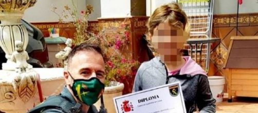 Alba, una ni&ntilde;a de siete a&ntilde;os, recibe un diploma por su comportamiento (@guardiacivil)