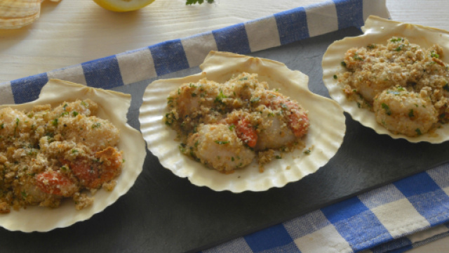 Capesante gratinate, un piatto di pesce genuino e gustoso.