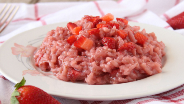 Risotto alle fragole, una ricetta originale e gustosa.