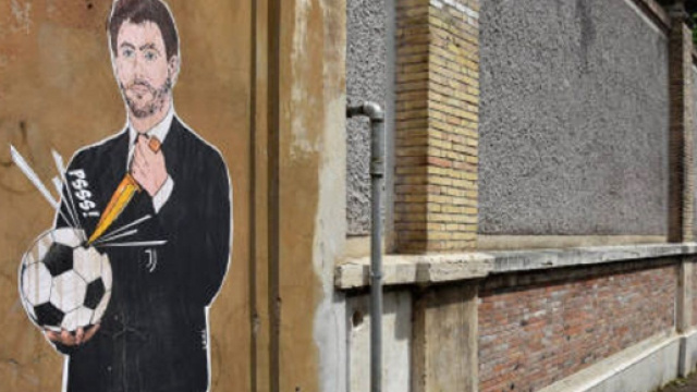 Un tag contre Agnelli &agrave; Rome (Credit : Twitter Il corirere della sera)