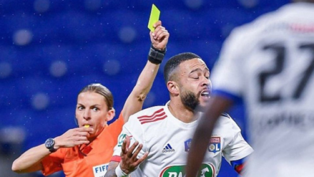 Frappart se fait d&eacute;truire par les lyonnais apr&egrave;s la rencontre - Photo capture d'&eacute;cran Twitter Memphis Depay