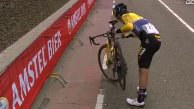 Primoz Roglic appiedato all'Amstel Gold Race