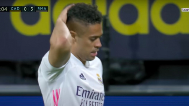 Zidane n'en revient pas apr&egrave;s le tir rat&eacute; de Mariano Diaz - Photo capture d'&eacute;cran vid&eacute;o YouTube