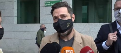 Antonio David saliendo del juzgado por el documental de Roc&iacute;o Carrasco - (Captura pantalla Telecinco)