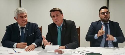 Bolsonaro conversa com o ministro Marcos Pontes durante live na &uacute;ltima quinta (Reprodu&ccedil;&atilde;o/Facebook)