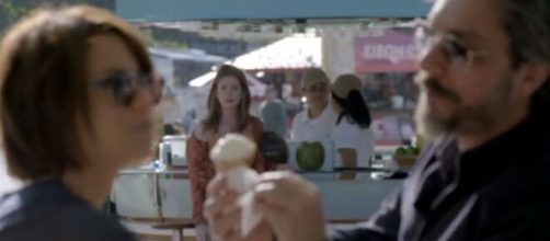 &Iacute;sis flagra o amado com Maria Clara em 'Imp&eacute;rio' (Reprodu&ccedil;&atilde;o/Rerde Globo)