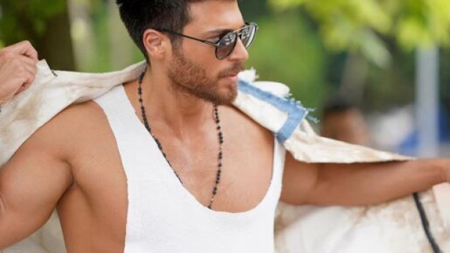 Can Yaman all'Isola d'Elba per un corso sub-acqueo.