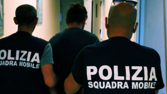 Gli arresti sono stati effettuati dagli uomini della Squadra mobile.