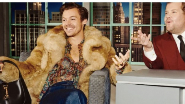 Harry Style con James Corden al #GucciBeloved Talk Show.