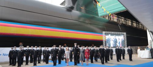 La Familia Real posa junto a la dotaci&oacute;n del nuevo submarino S-81 'Isaac Peral'. (Foto MDE)