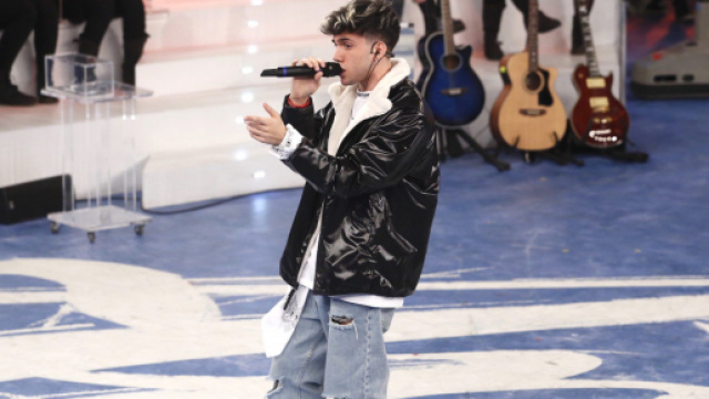 Amici, Aka7even regala il disco d'oro a De Filippi: 'Vorrei che la targa la tenessi tu'.
