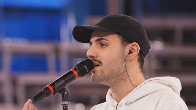 Amici, l'eliminato Raffaele riceve il sostegno della coach Arisa e della ballerina Martina.