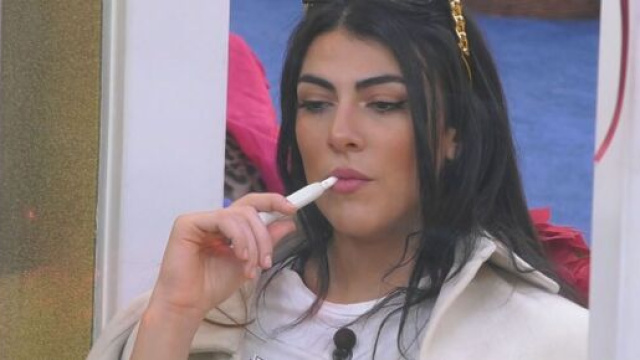 Giulia Salemi risponde in modo ironico a Selena Gomez: 'In Italia non avanza nulla'.