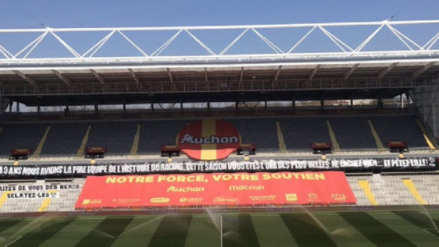 Lors de Lens - N&icirc;mes, les supporters du RC Lens ont envoy&eacute; un message &agrave; leurs joueurs (Credit : RMC Sport Twitter)
