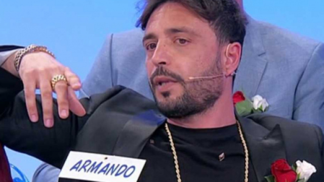 Uomini e Donne, Armando assente in studio: starebbe recitando sul set di una serie tv.