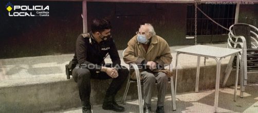 El anciano entabl&oacute; conversaci&oacute;n con el polic&iacute;a y le cont&oacute; que no estaba seguro en donde se encontraba. (Fuente: Twitter @PoliciaLocalcc)