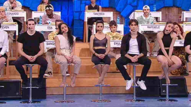 Amici 20, tutti i ballerini puniti: niente gara televoto per ritardo ad andare in studio.