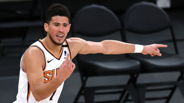 Devin Booker, porta alla vittoria Phoenix Suns al Madison Square Garden.