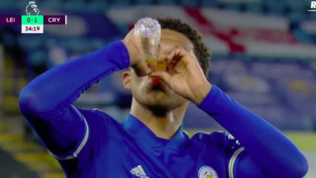 Wesley Fofana boit pendant la rencontre de Leicester - Photo capture d'&eacute;cran vid&eacute;o