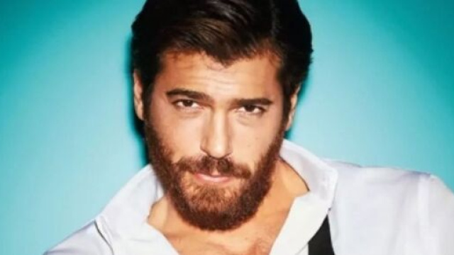 Can Yaman cambia ufficio stampa e le fan lo sostengono.