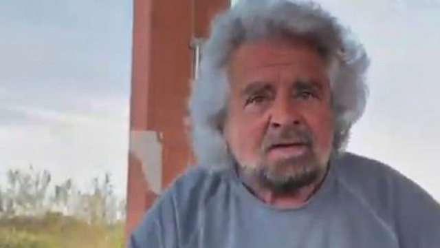 Il video di Grillo in difesa del figlio continua a suscitare polemiche.