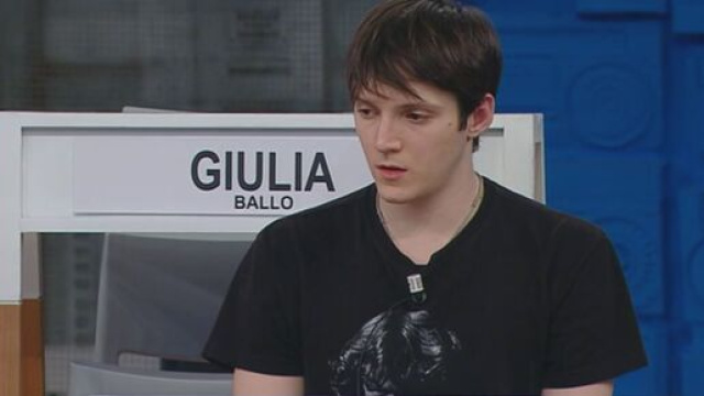 Amici, Samuele in lacrime per la fidanzata: 'Non ce la faccio a parlare'.