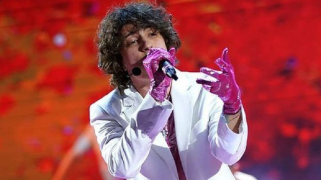 Amici, Sangiovanni perde la sfida tra cantanti, Giulia preoccupata: &lsquo;&Egrave; molto sensibile&rsquo;.