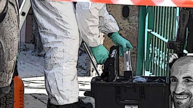 Antonio Fara, nella foto piccola, &egrave; stato ucciso nel suo appartamento.