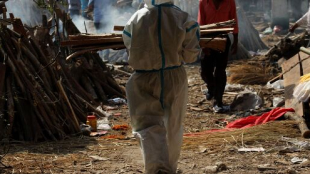 Covid, India al collasso. Ancora 300mila contagi al giorno e corpi cremati in strada.