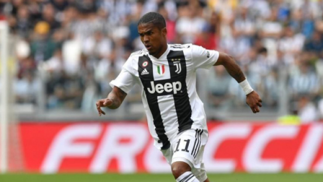 Douglas Costa potrebbe trasferirsi al Wolverhampton.